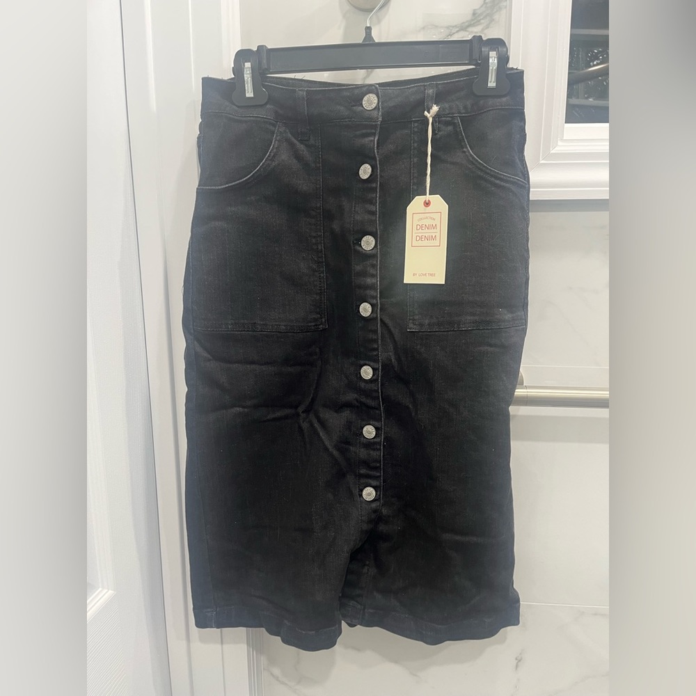 NWT Love Tree Denim Black Distressed Denim Skirt (M)